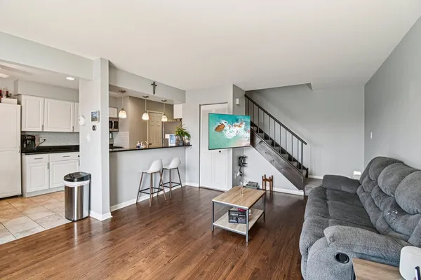 $270,000 | 8338 Portsmouth Drive, Unit B, Darien, IL 60561