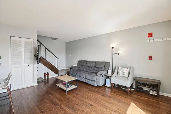 $270,000 | 8338 Portsmouth Drive, Unit B, Darien, IL 60561