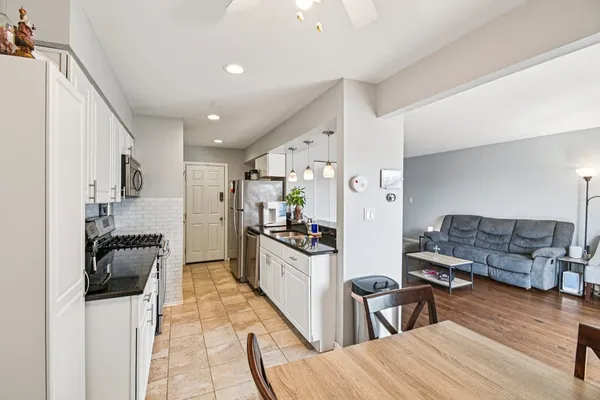 $270,000 | 8338 Portsmouth Drive, Unit B, Darien, IL 60561