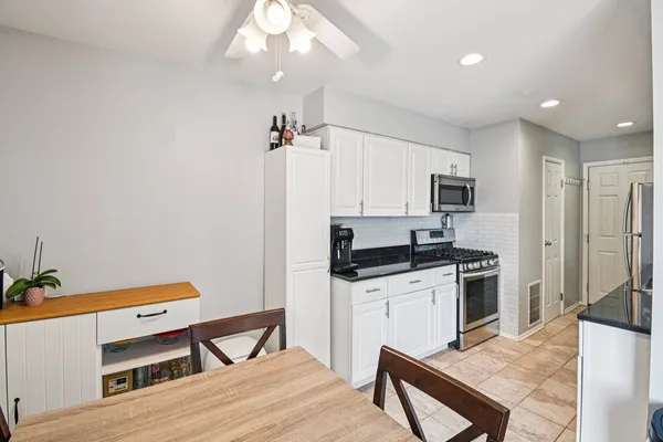 $270,000 | 8338 Portsmouth Drive, Unit B, Darien, IL 60561