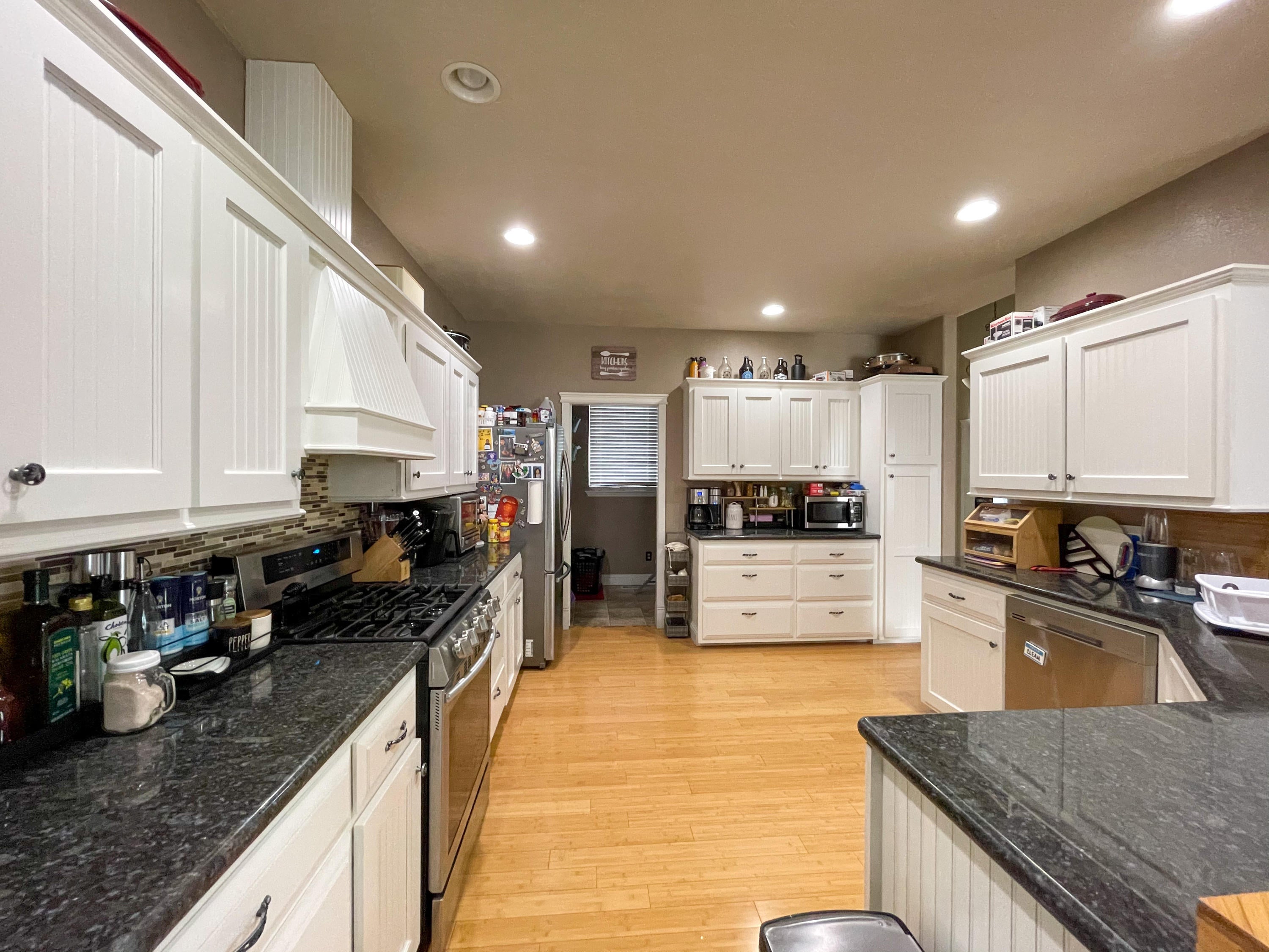 2164 Rabun Way Central Point, OR 97502 - Photo 2 of 16 Kitchen1