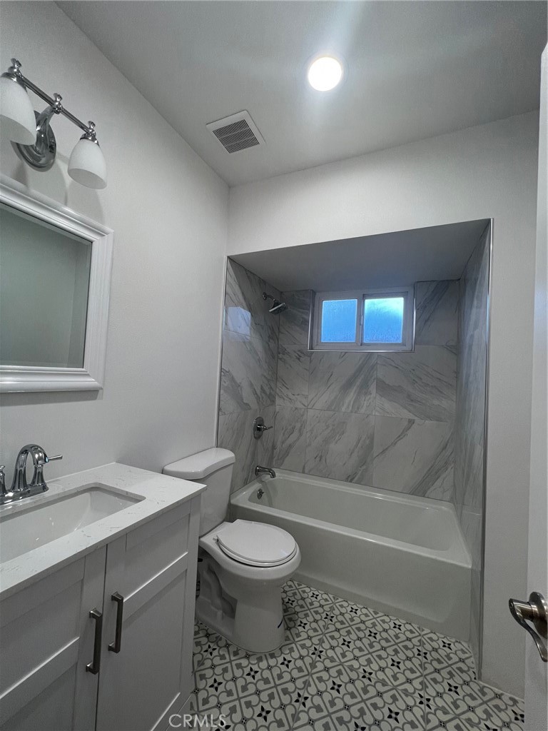 2228 Ridgeview Terrace Corona, CA 92882 - Photo 6 of 12 a bathroom with a toilet a sink and bathtub