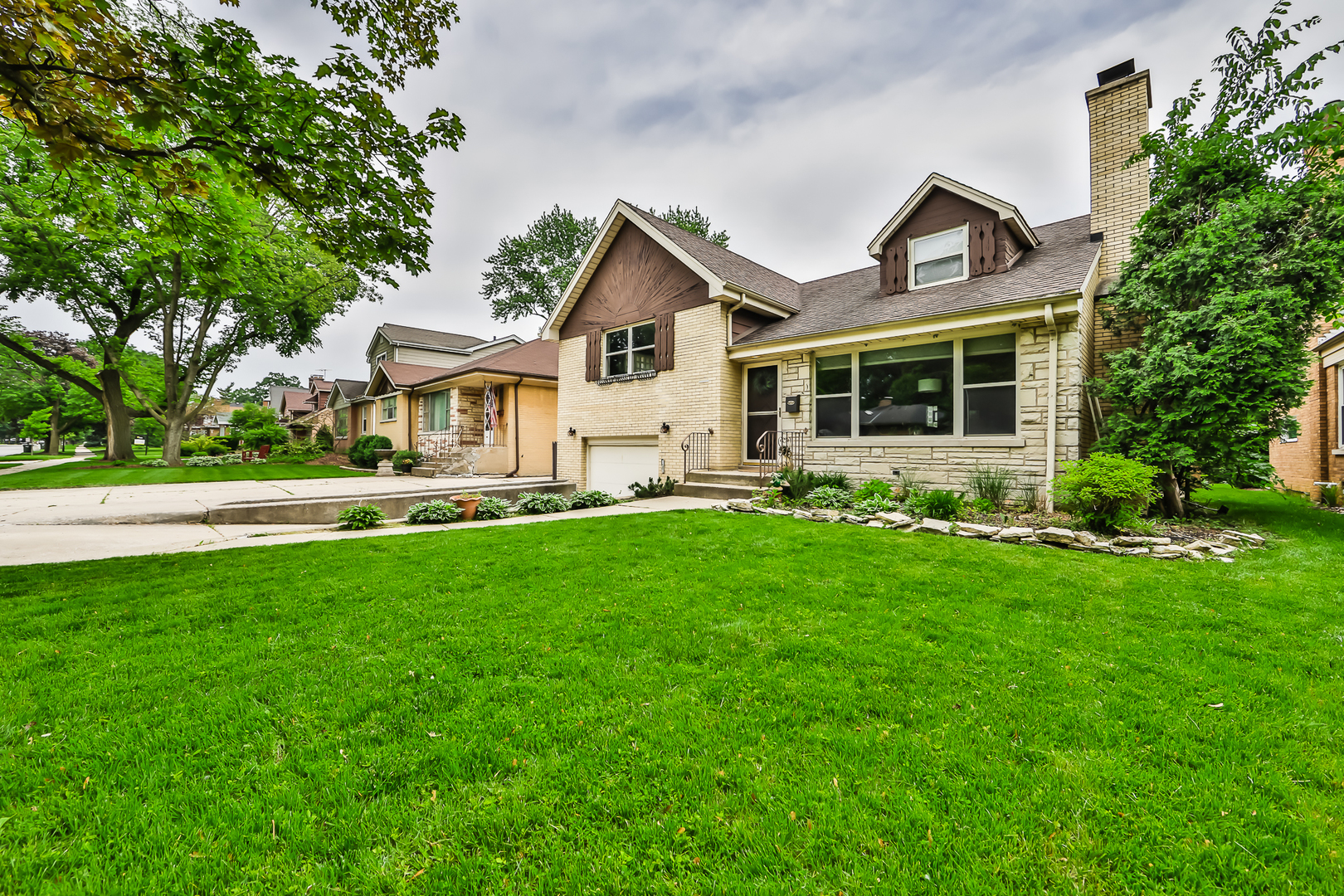 375 Longcommon Road Riverside, IL 60546 - Photo 2 of 38