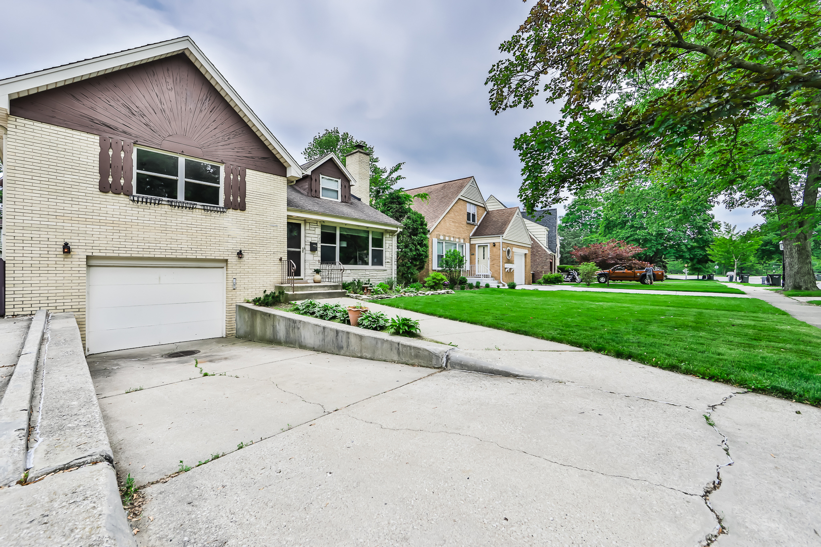375 Longcommon Road Riverside, IL 60546 - Photo 3 of 38
