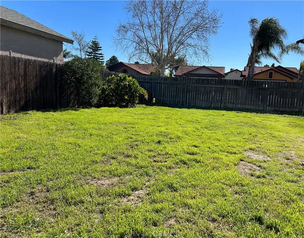 a view of backyard with garden