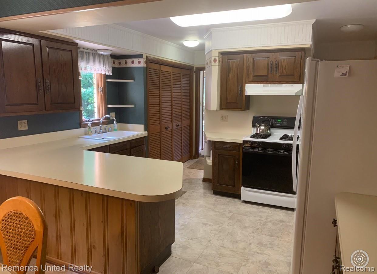 3939 County Line Road Casco, MI 48064 - Photo 10 of 38 Kitchen1 (1).JPG