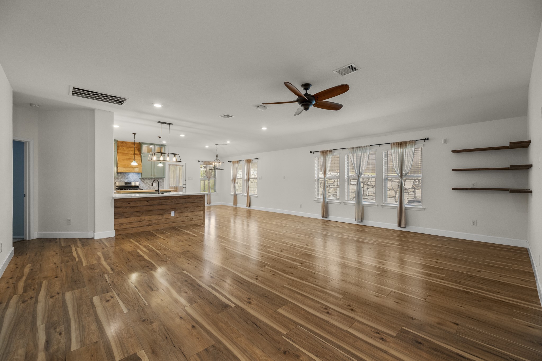 12340 Delta Timber Road Conroe, TX 77304 - Photo 17 of 41 Very spacious living room.