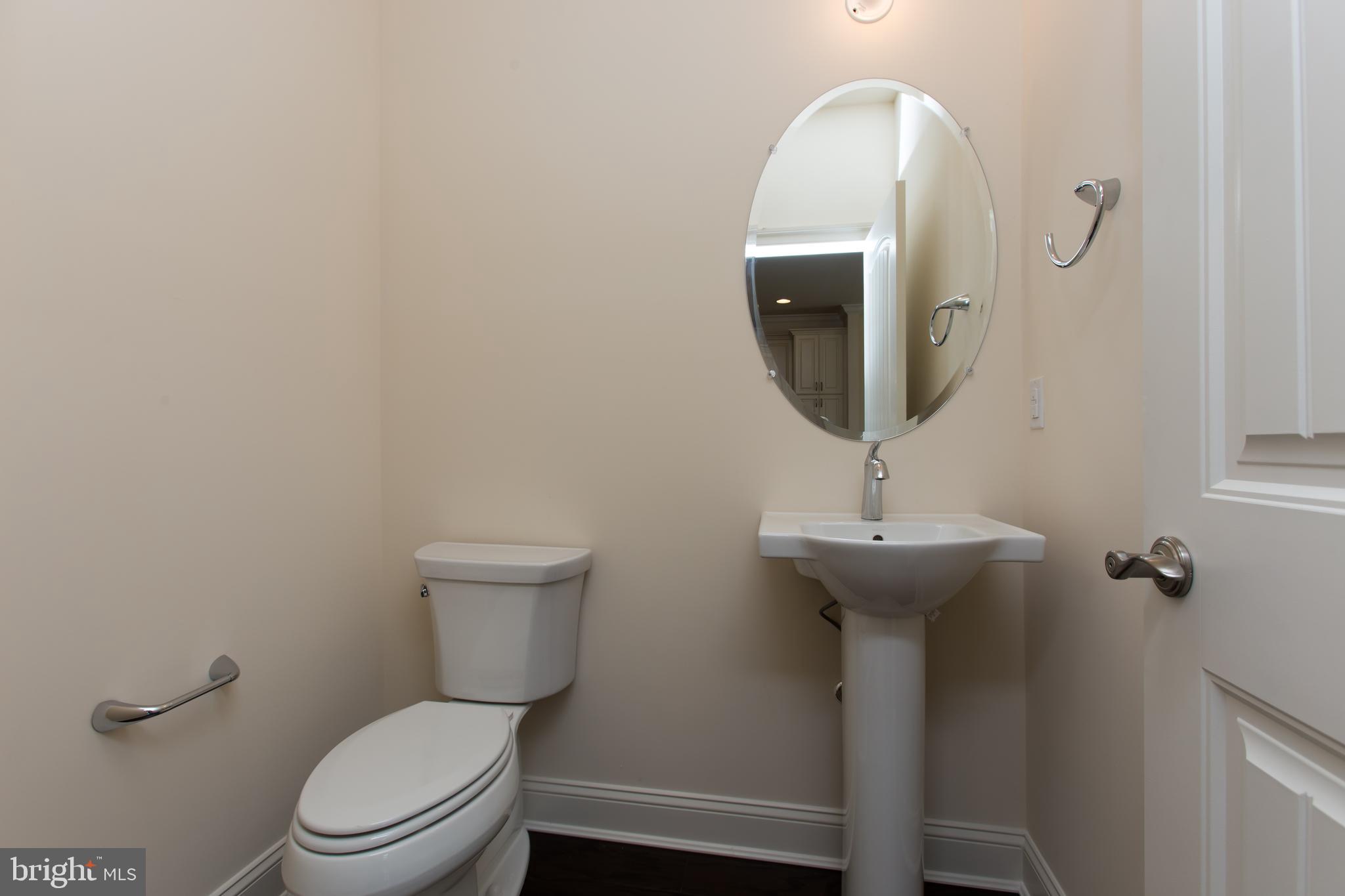 18 Parkview Cir. Wayne, PA 19087 - Photo 10 of 33 Main Level Powder Room