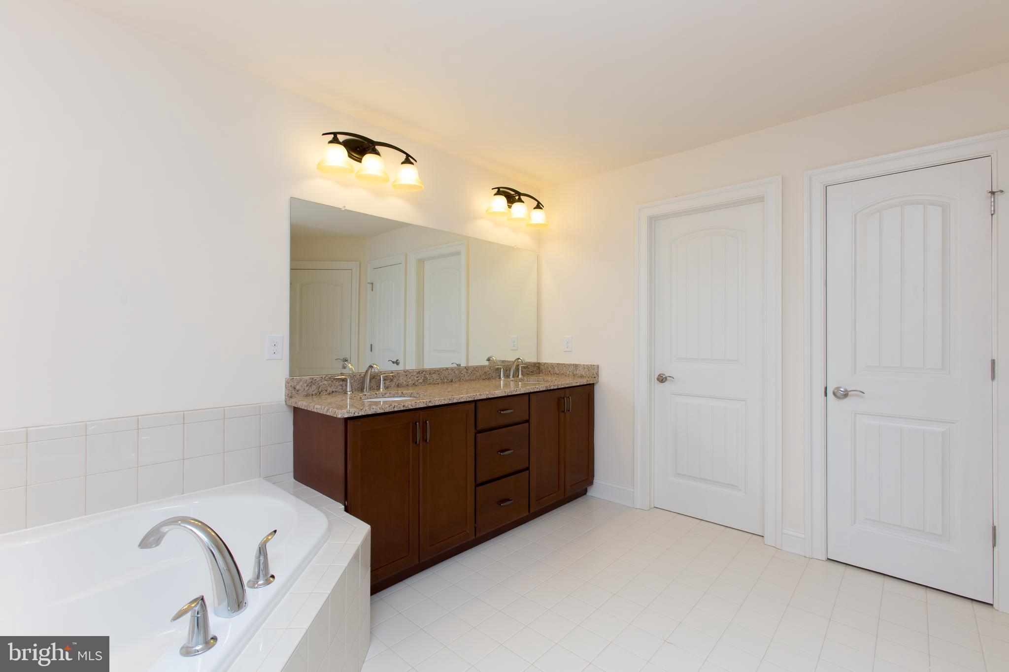 18 Parkview Cir. Wayne, PA 19087 - Photo 17 of 33 Soaking Tub, Shower, Private Toilet