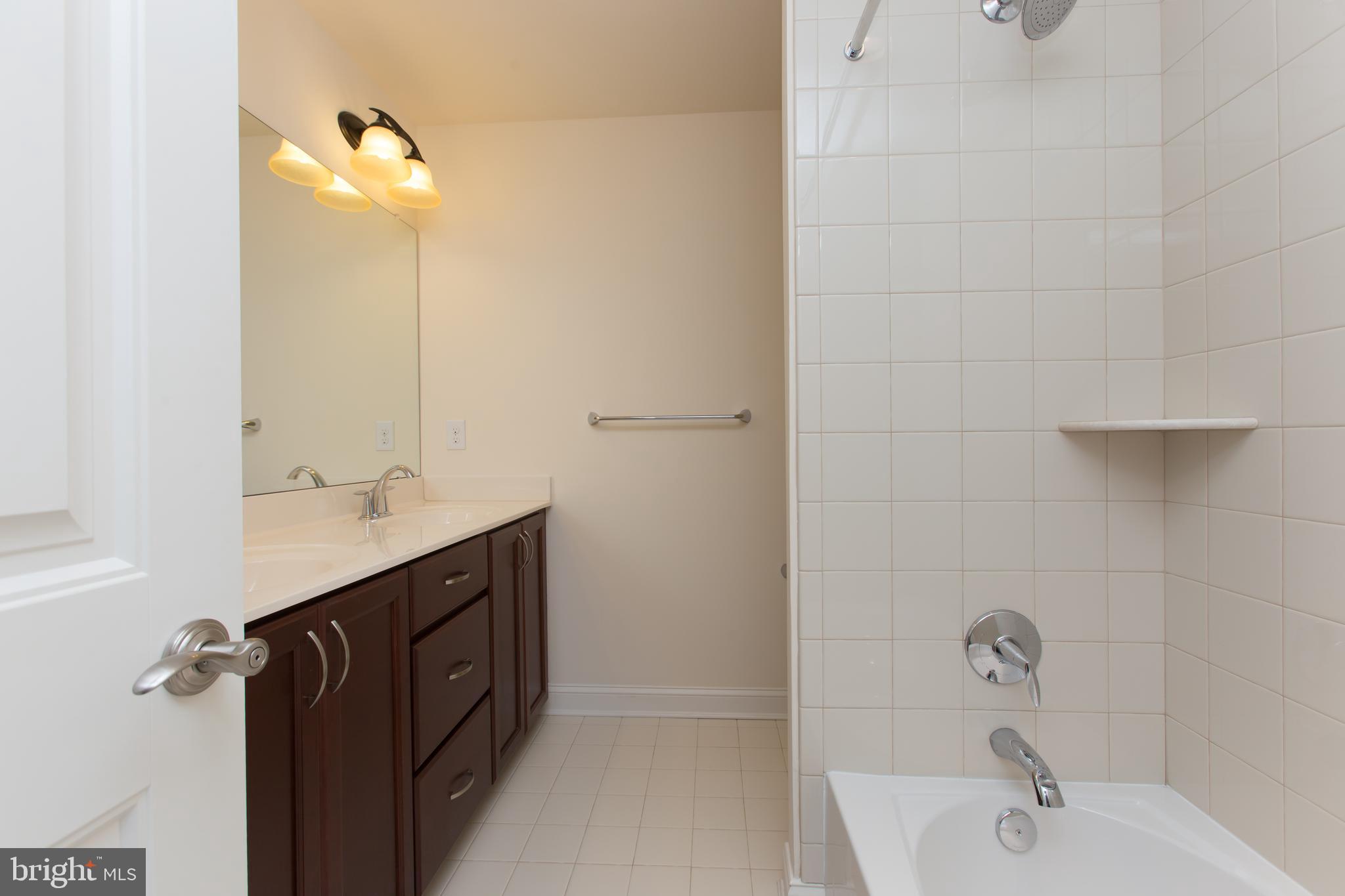 18 Parkview Cir. Wayne, PA 19087 - Photo 20 of 33 Hall Bathroom with Tub/Shower Combo