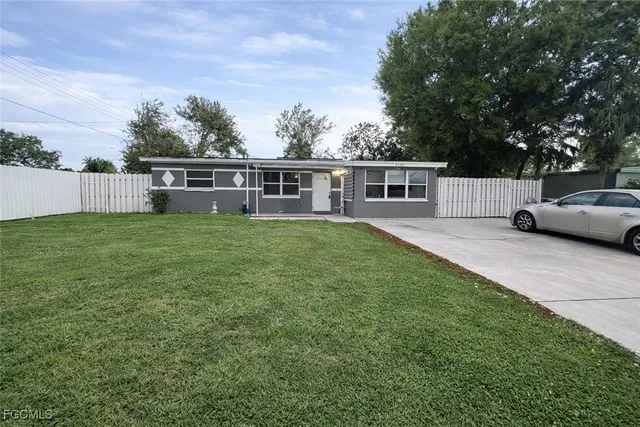 $2,500 | 3504 Lantana Street, Fort Myers, FL 33916