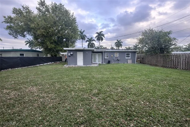 $2,500 | 3504 Lantana Street, Fort Myers, FL 33916