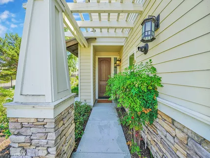 a view of the entrance of the house
