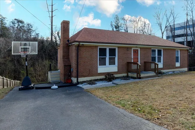 a view of a house with backyard