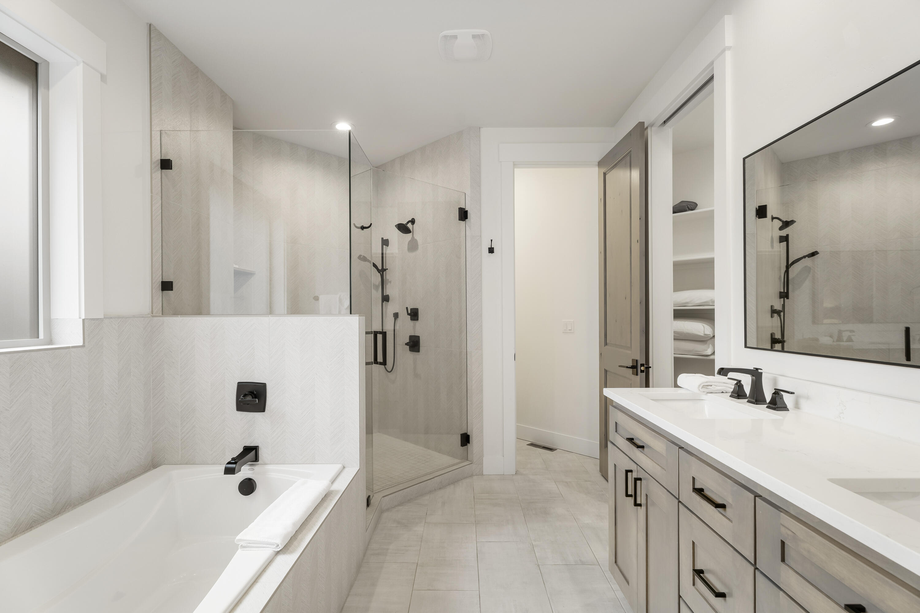 56302 Sable Rock Loop, Unit 255 Bend, OR 97707 - Photo 25 of 65 a bathroom with a tub sink double and mirror