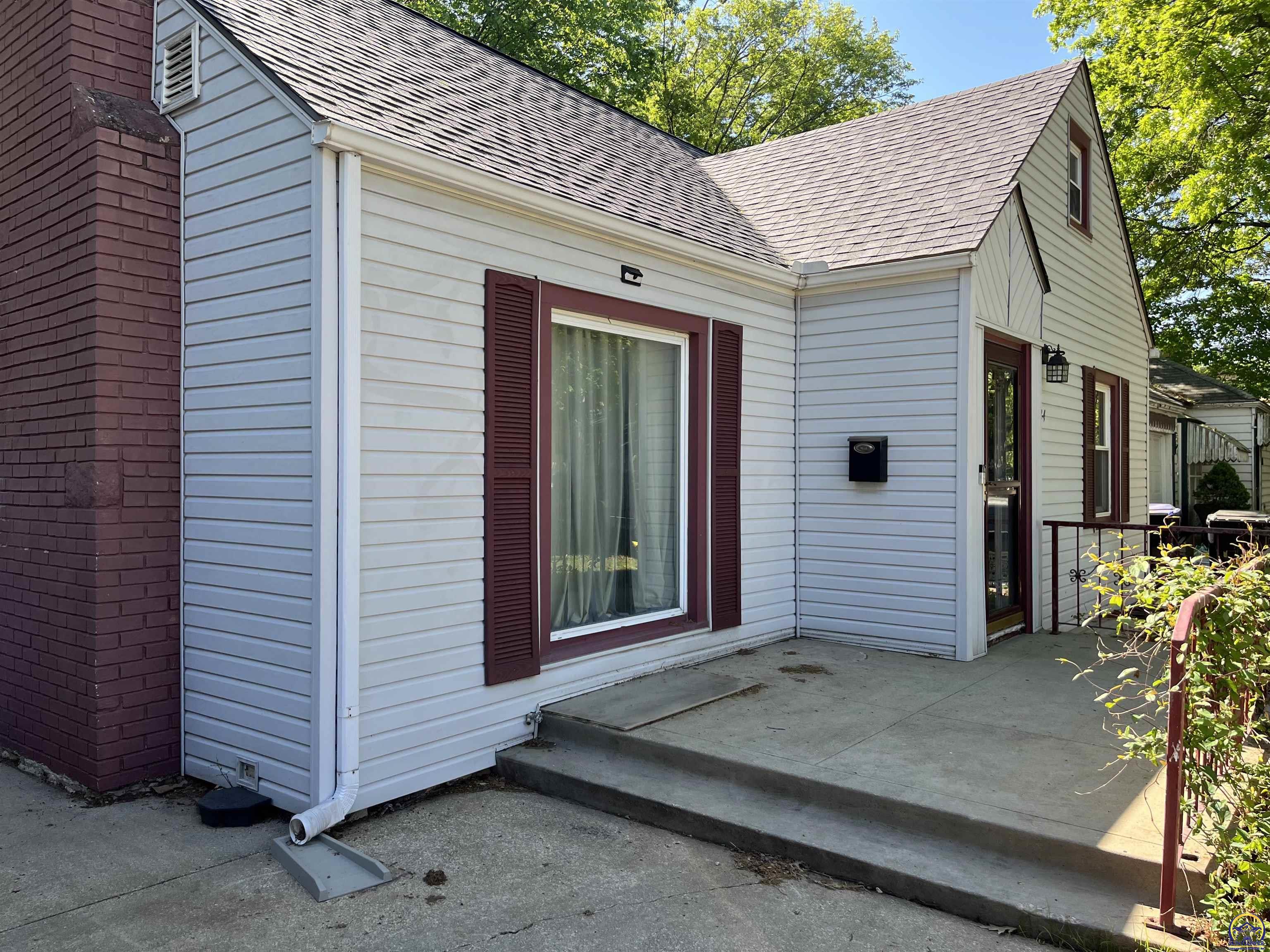 624 Southwest Grandview Avenue Topeka, KS 66606 - Photo 2 of 36