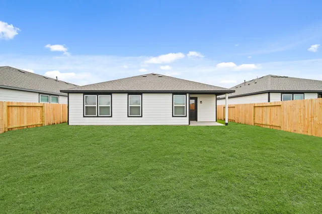 a view of a house with backyard and garden