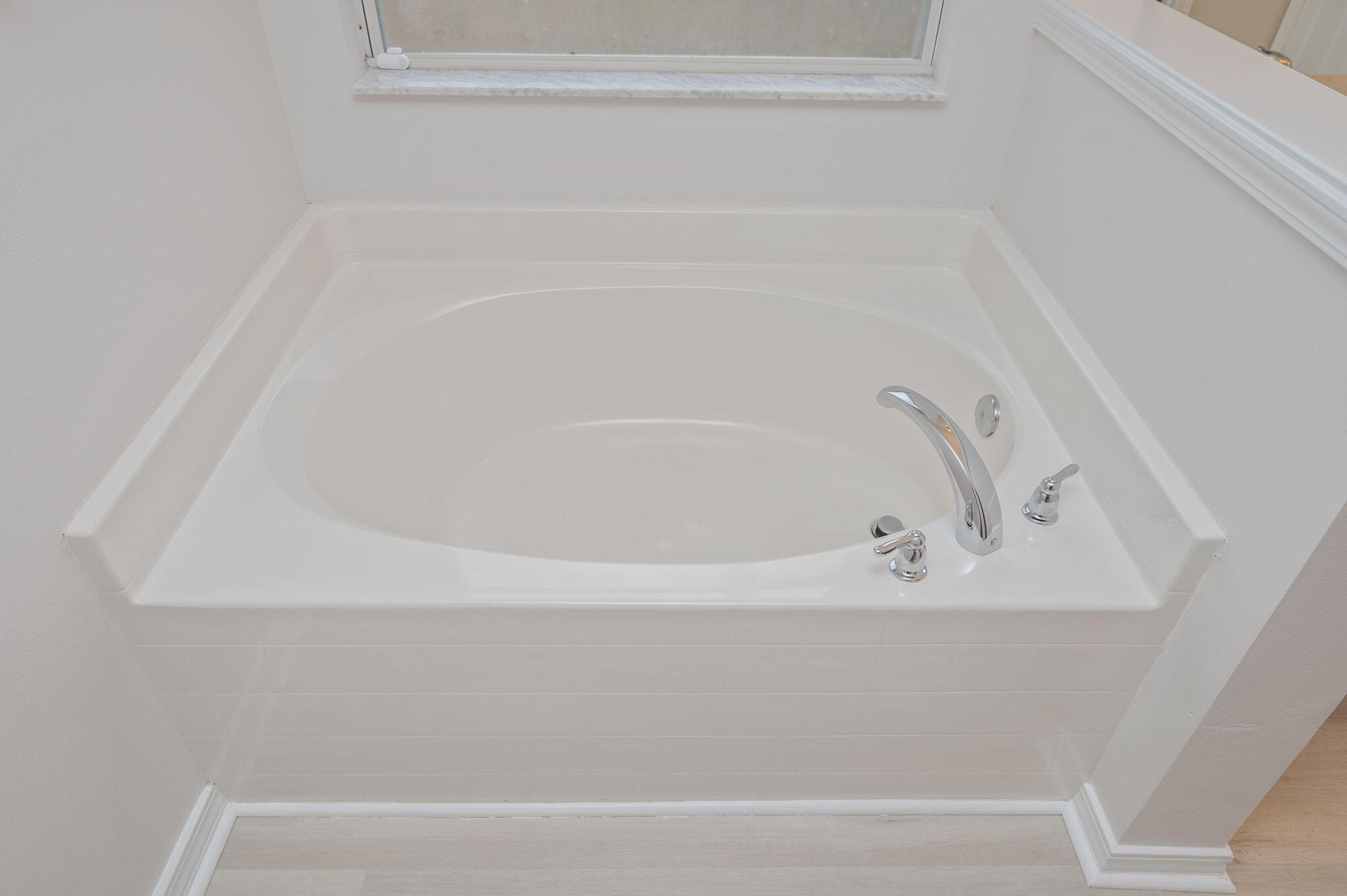 2405 Cumberland Way Crestview, FL 32536 - Photo 28 of 47 a close up of a bathtub