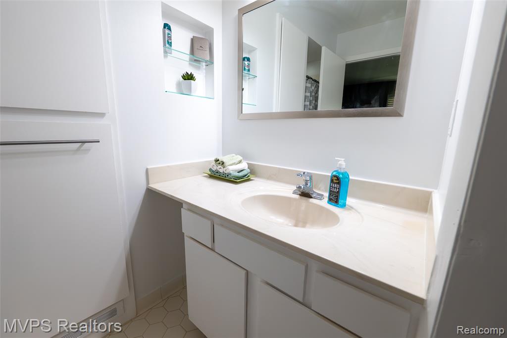 804 Oak Brook Ridge Drive, Unit 149 Rochester Hills, MI 48307 - Photo 28 of 49
