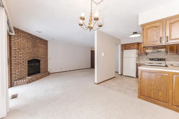 $115,000 | 105 Carol Court, Unit C1, Pontiac, IL 61764