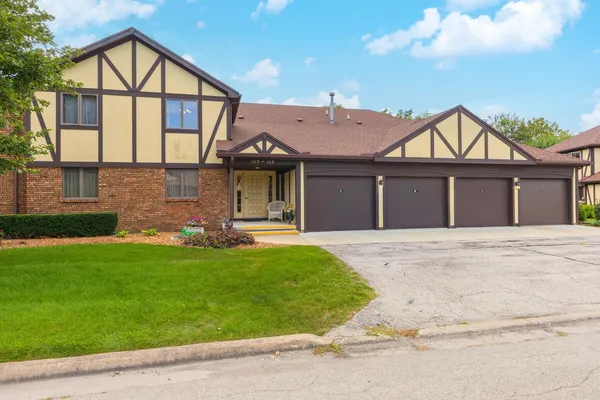 $115,000 | 105 Carol Court, Unit C1, Pontiac, IL 61764