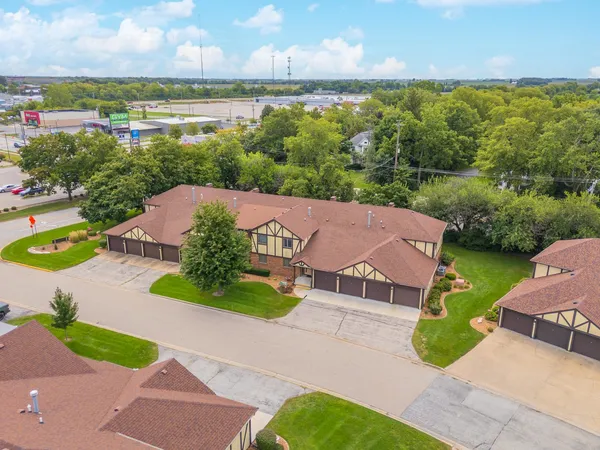 $115,000 | 105 Carol Court, Unit C1, Pontiac, IL 61764