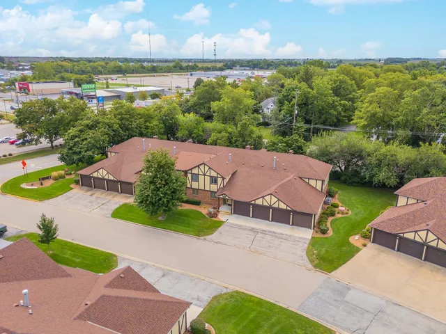 $135,000 | 105 Carol Court, Unit C1, Pontiac, IL 61764