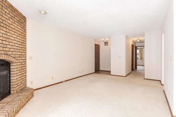 $115,000 | 105 Carol Court, Unit C1, Pontiac, IL 61764