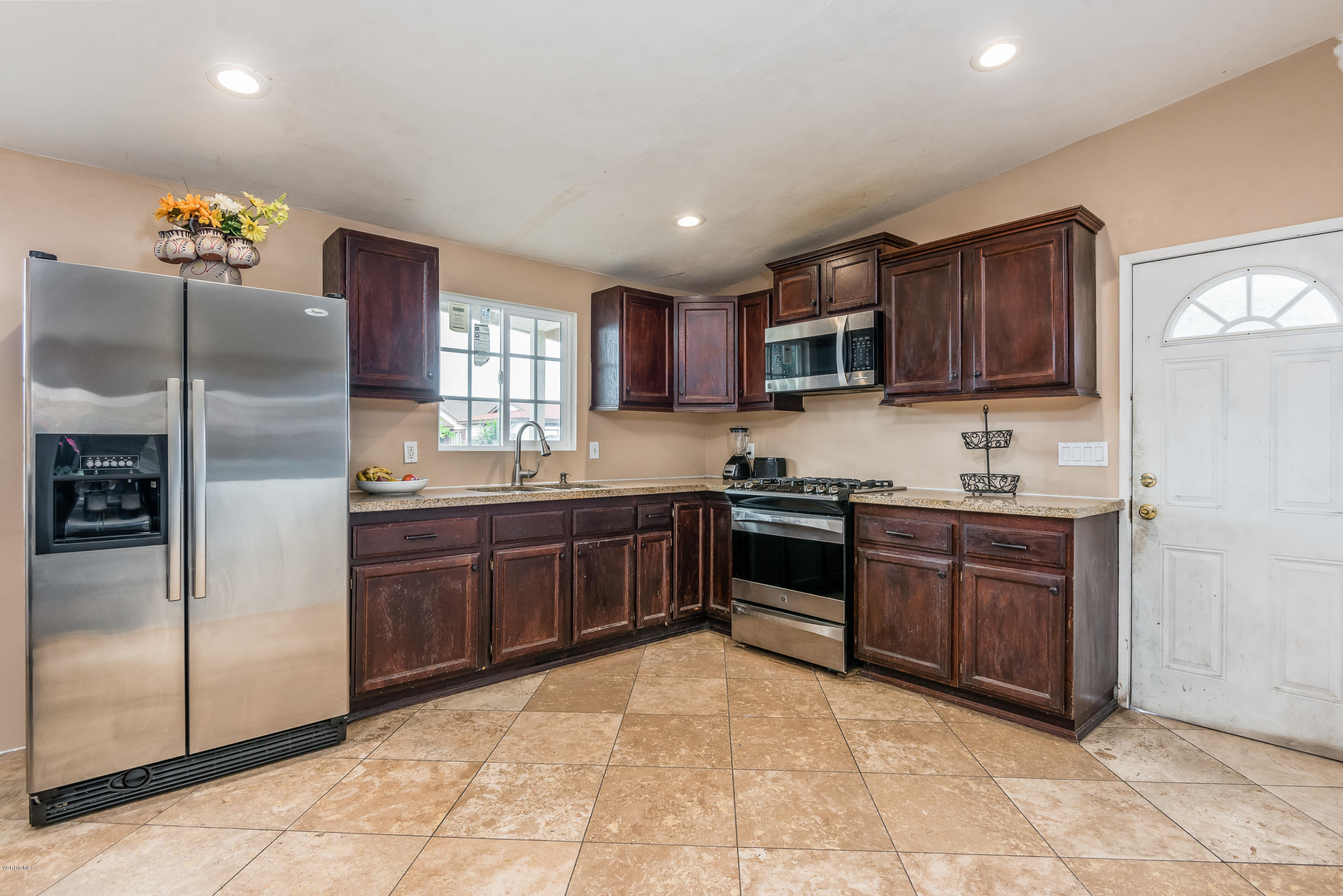 3000 Madera Place Oxnard, CA 93033 - Photo 3 of 18 03-Kitchen
