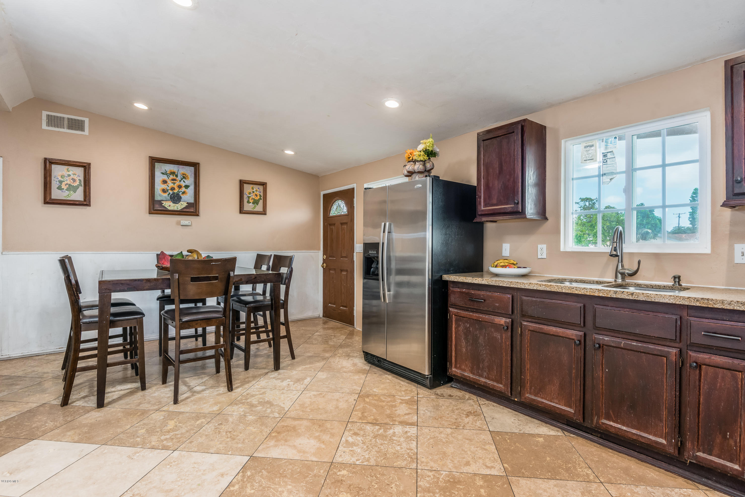 3000 Madera Place Oxnard, CA 93033 - Photo 4 of 18 04-Kitchen