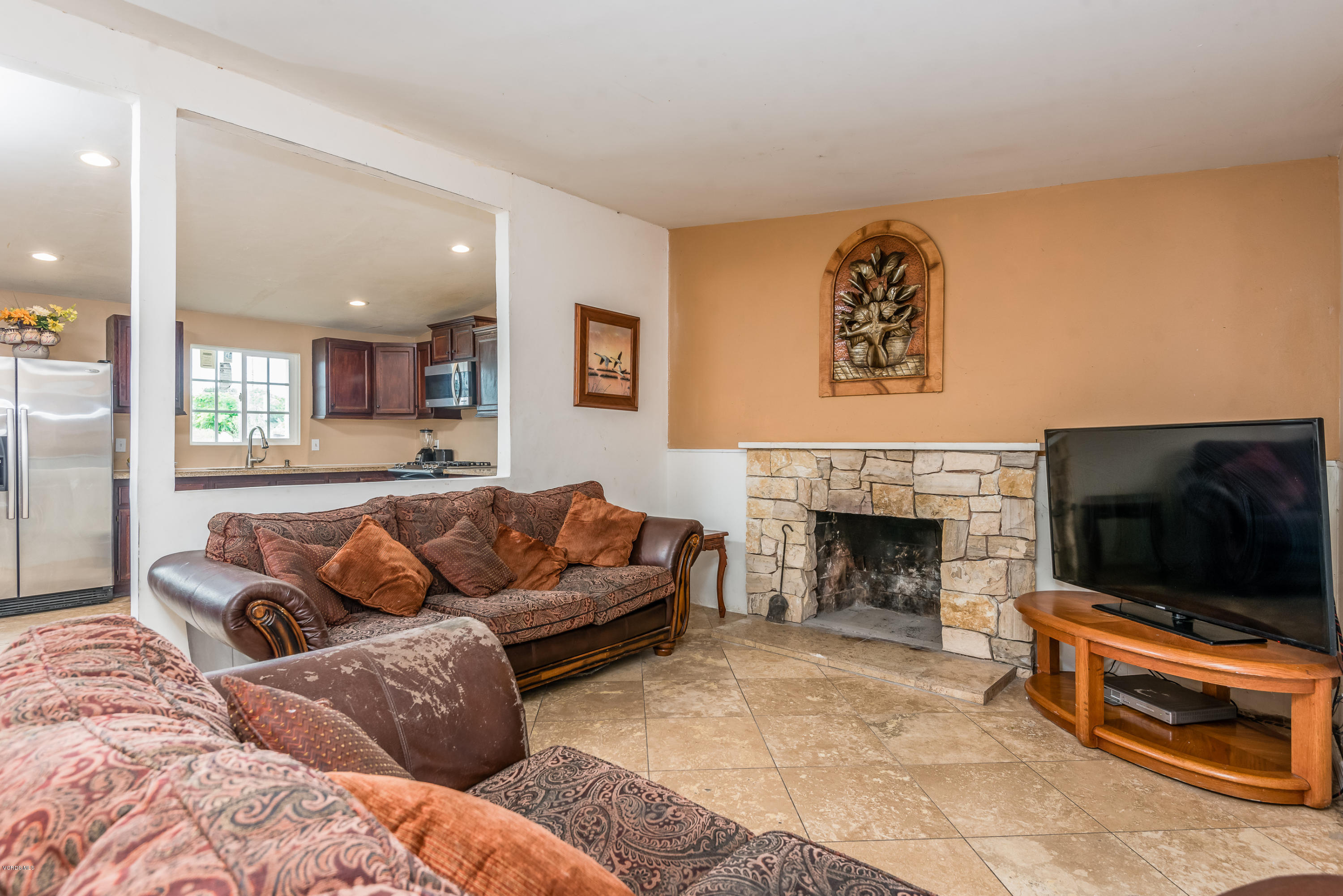 3000 Madera Place Oxnard, CA 93033 - Photo 7 of 18 07-Living Room