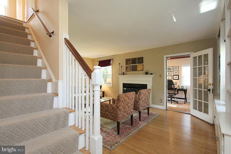 8209 Maple Ridge Road Bethesda, MD 20814 - Photo 16 of 26 Stairway at Entry
