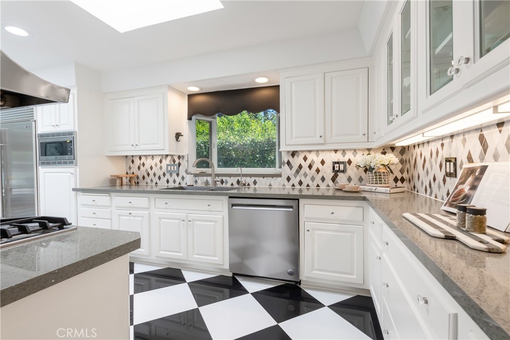 15514 High Knoll Road Encino, CA 91436 - Photo 9 of 35