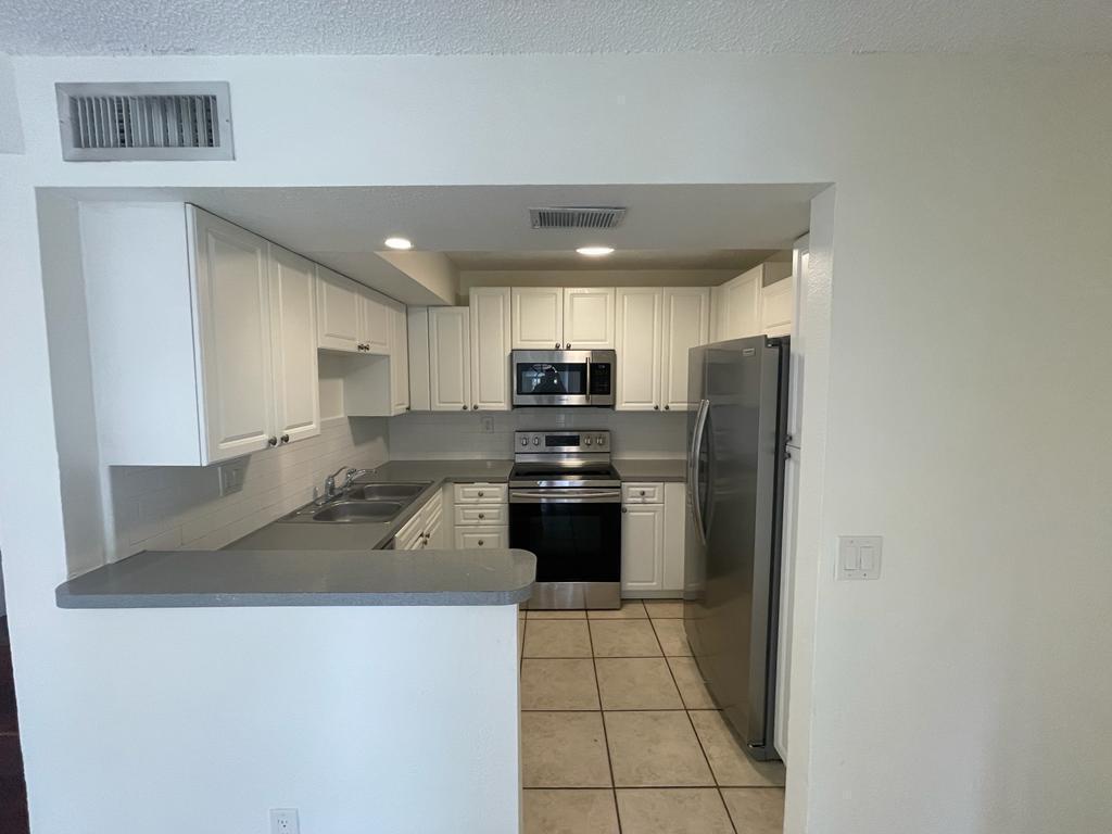 8243 Thames Boulevard, Unit D Boca Raton, FL 33433 - Photo 6 of 23 Kitchen