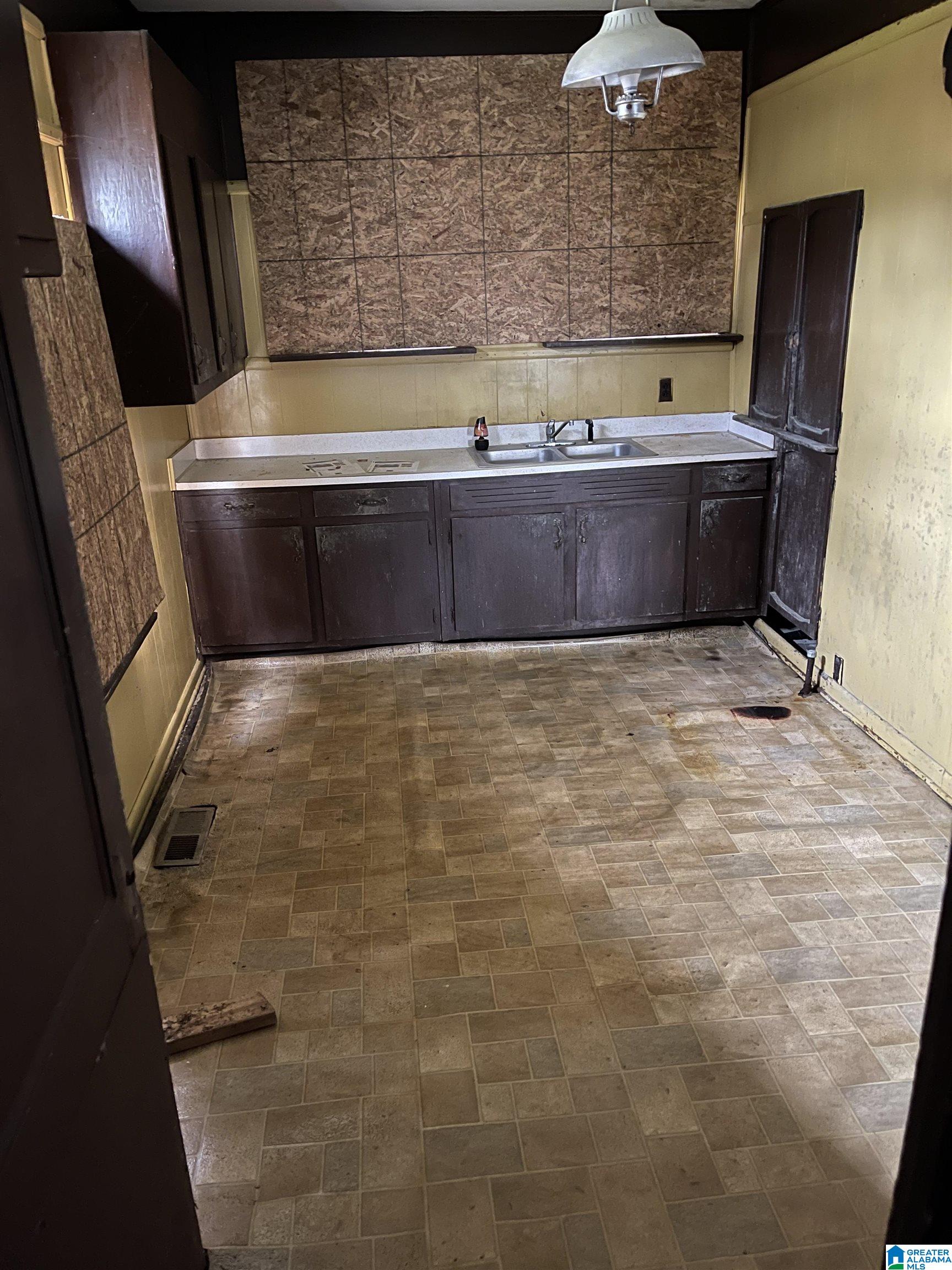 827 29th Street Southwest Birmingham, AL 35211 - Photo 7 of 20