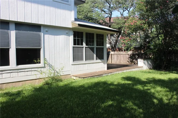 a view of a back yard