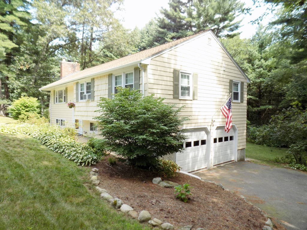 54 Colonial Road Medfield, MA 02052 - Photo 3 of 28 Gallery Image 3