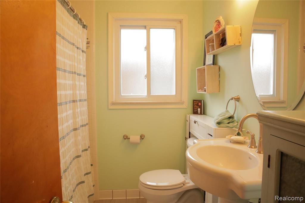 8326 Menge Street Center Line, MI 48015 - Photo 7 of 29
