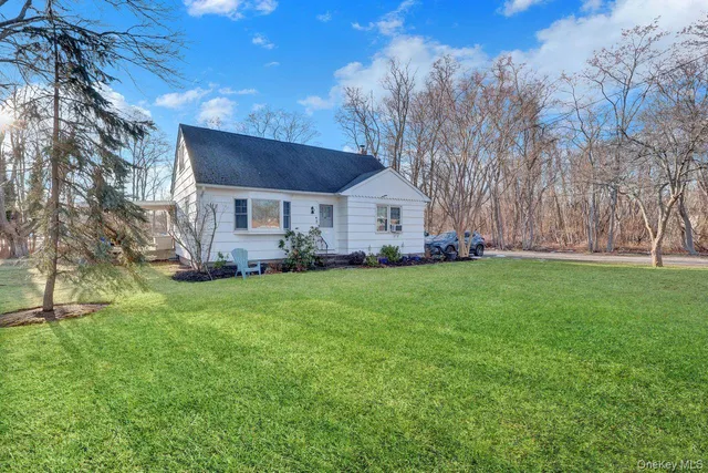 a view of a house with backyard and garden
