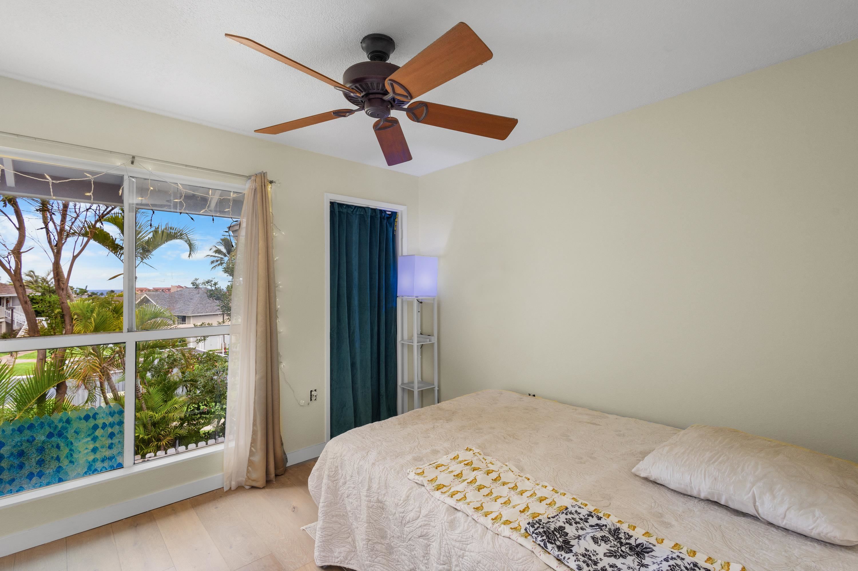 160 Keonekai Road, Unit 22201 Kihei, HI 96753 - Photo 20 of 37 a bedroom with a bed and a chandelier