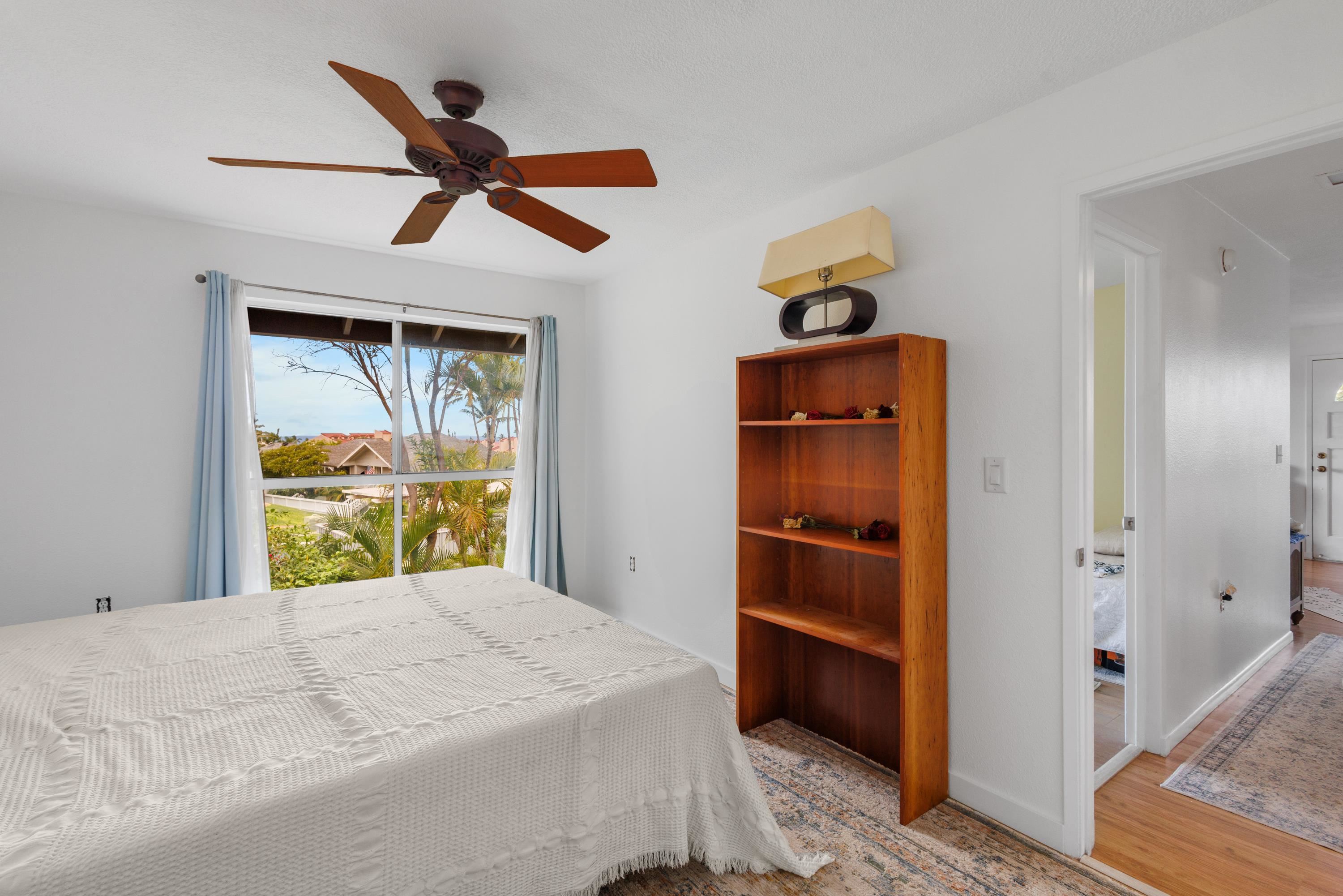 160 Keonekai Road, Unit 22201 Kihei, HI 96753 - Photo 23 of 37 a bedroom with a bed and a large window