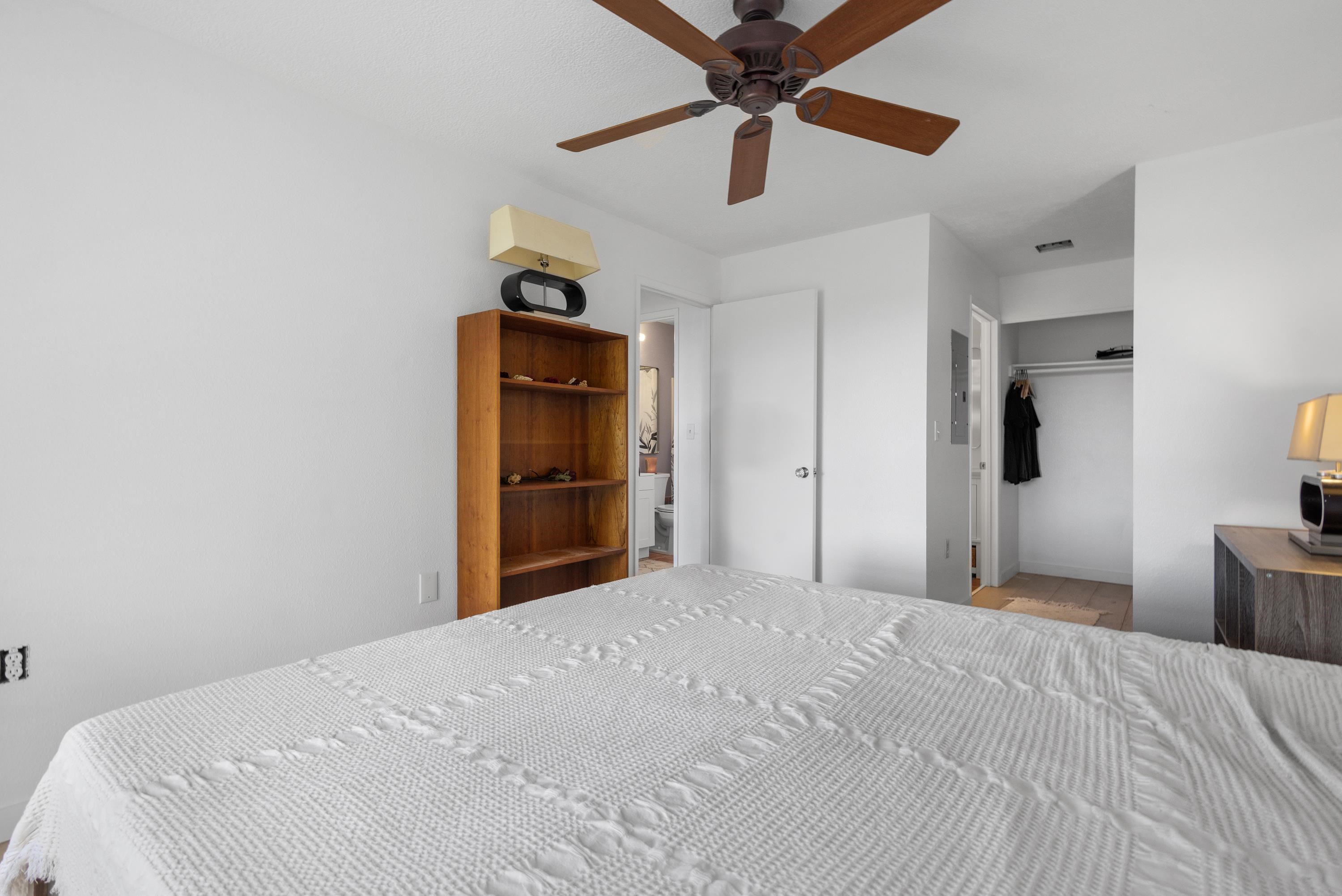 160 Keonekai Road, Unit 22201 Kihei, HI 96753 - Photo 25 of 37 a bedroom with a bed and a chandelier