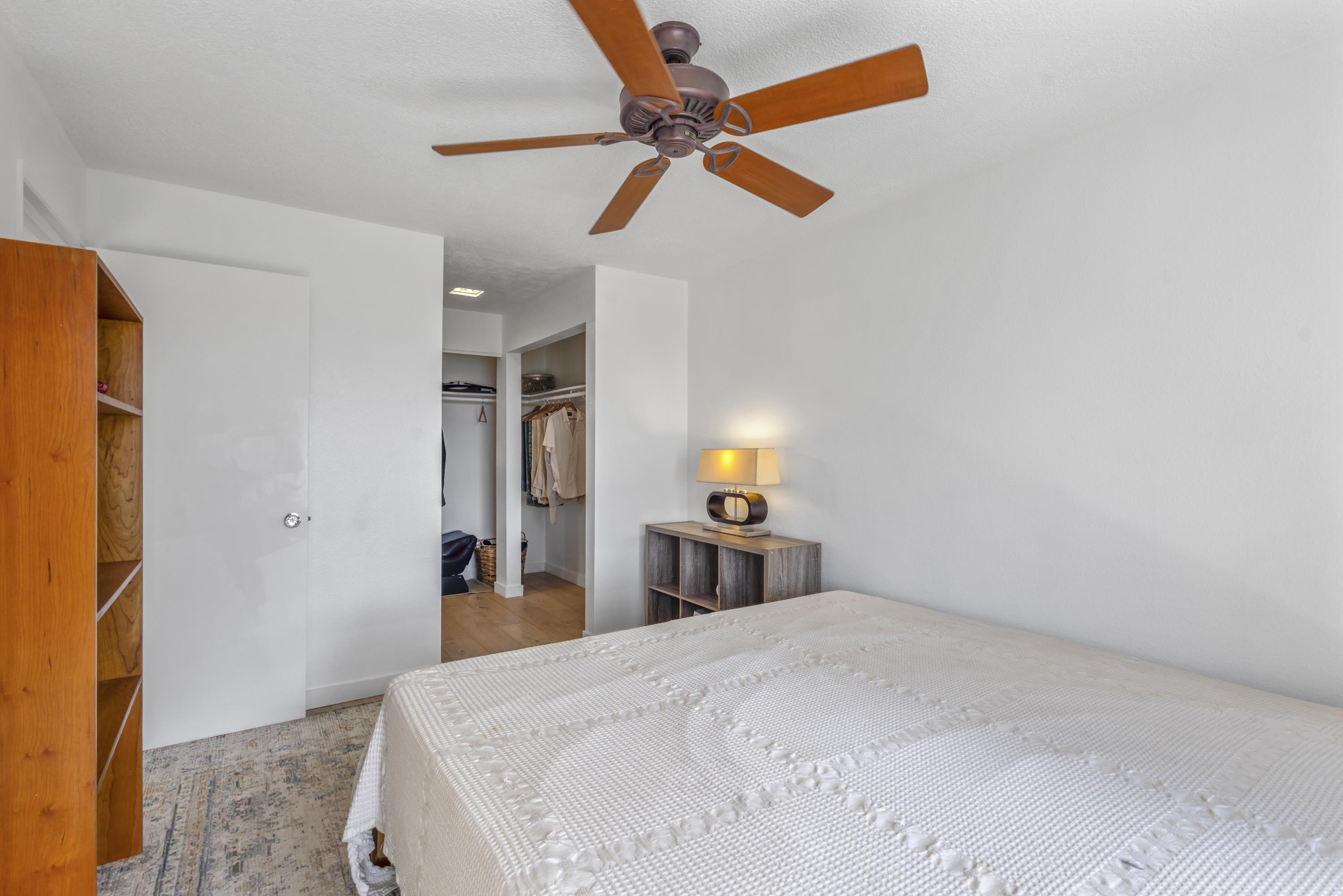 160 Keonekai Road, Unit 22201 Kihei, HI 96753 - Photo 26 of 37 a bedroom with a bed and a chandelier