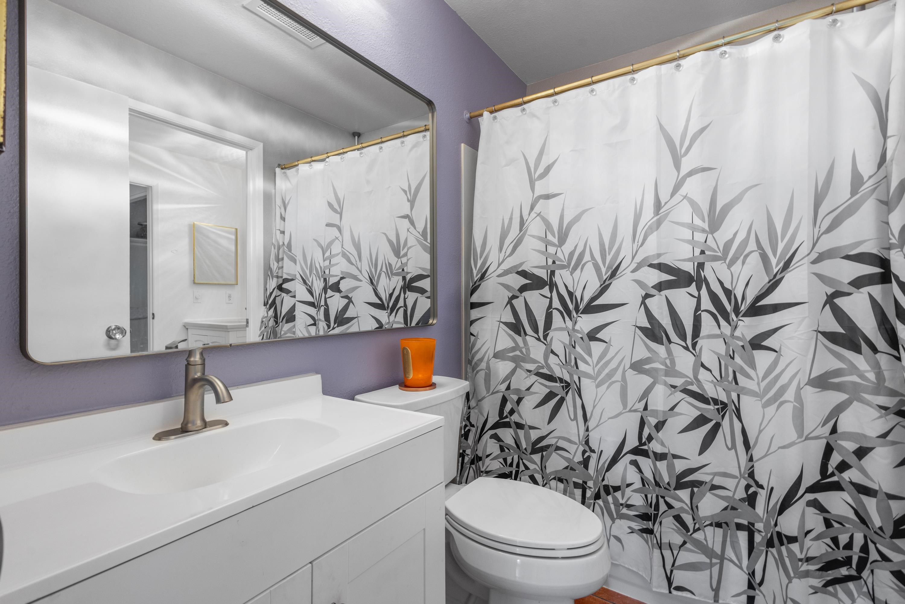 160 Keonekai Road, Unit 22201 Kihei, HI 96753 - Photo 29 of 37 a bathroom with a toilet sink and mirror