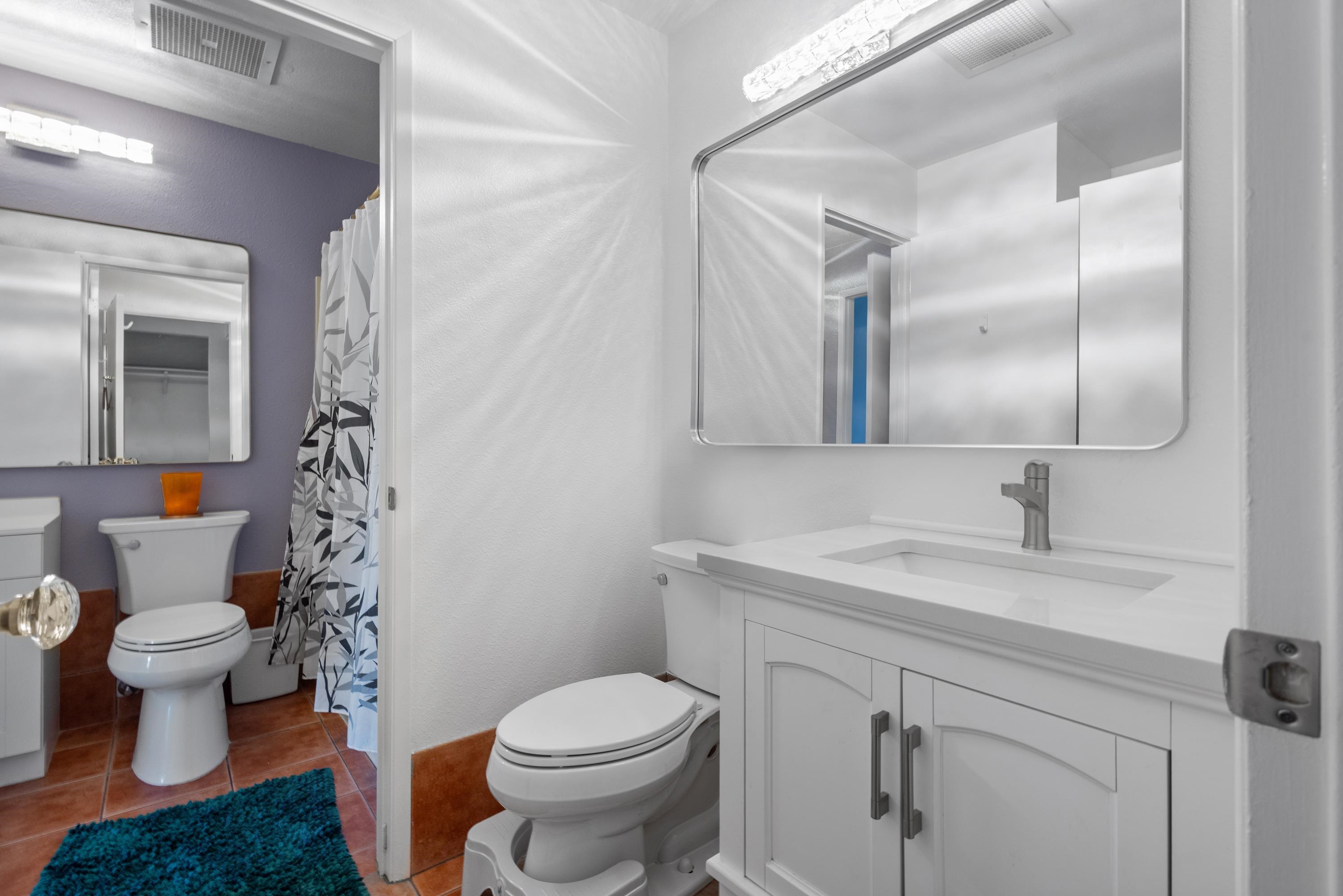 160 Keonekai Road, Unit 22201 Kihei, HI 96753 - Photo 30 of 37 a bathroom with a toilet sink and mirror