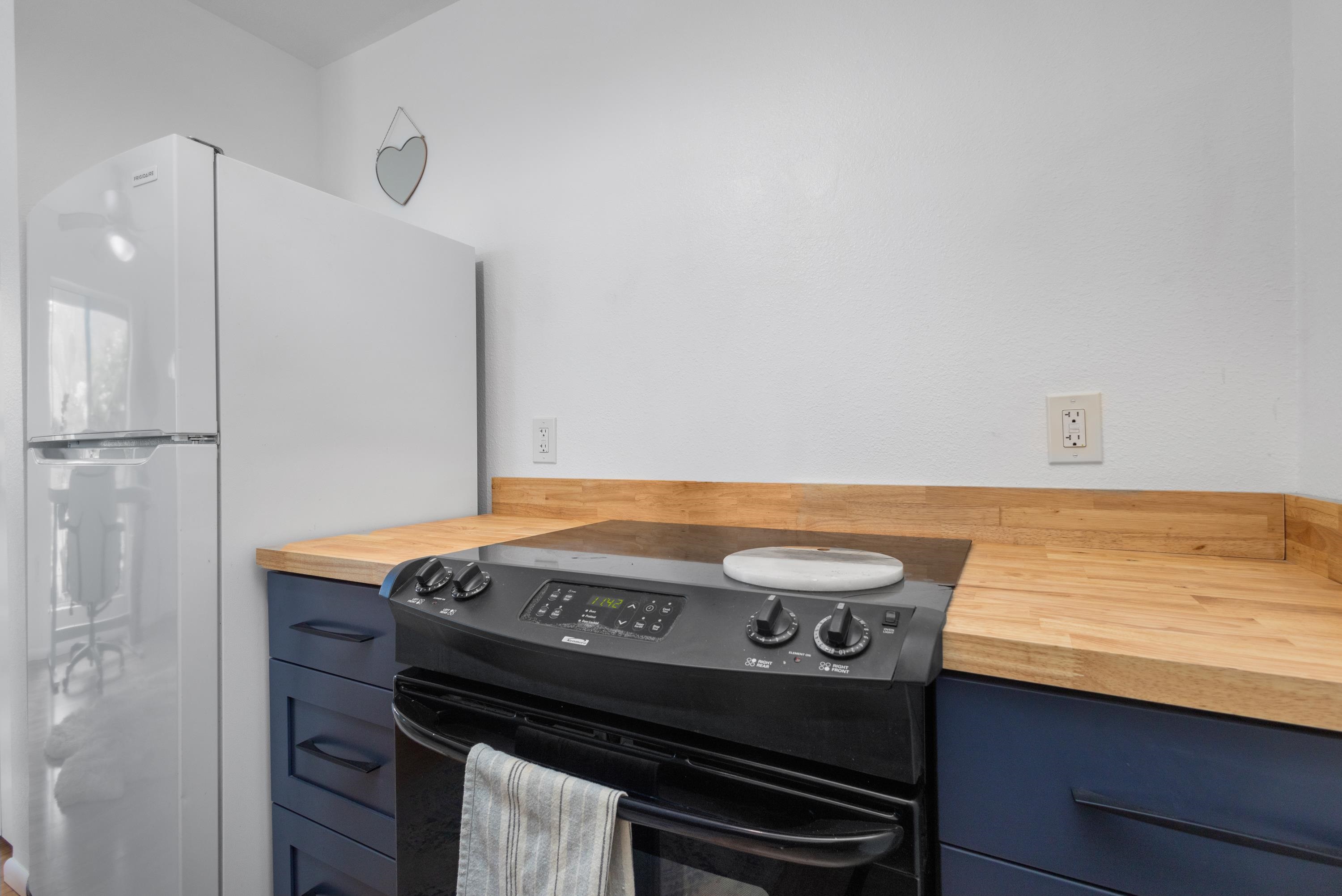 160 Keonekai Road, Unit 22201 Kihei, HI 96753 - Photo 7 of 37 a close view of stove top oven