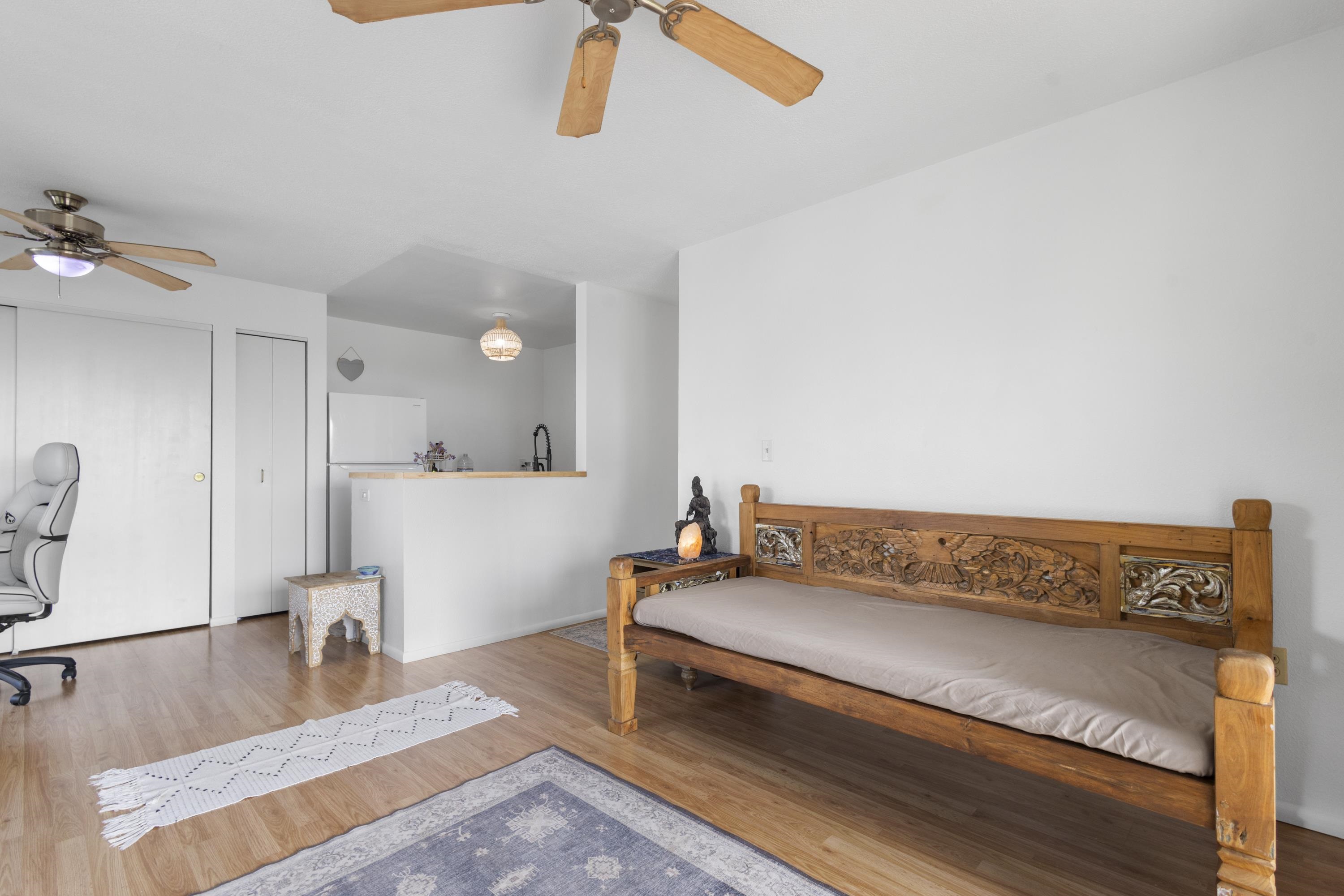 160 Keonekai Road, Unit 22201 Kihei, HI 96753 - Photo 9 of 37 a living room with a couch and chandelier