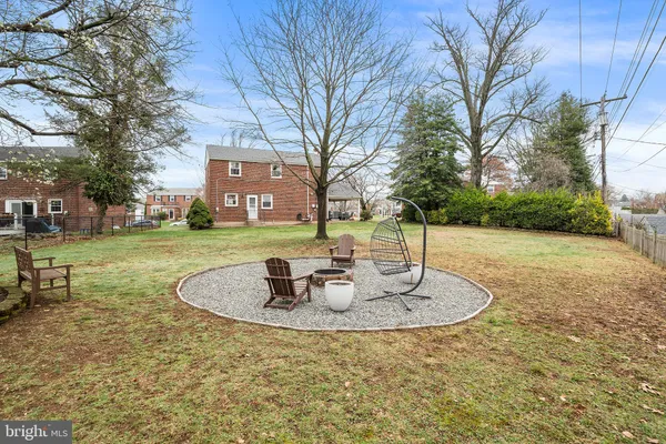 a view of a house with backyard and trees