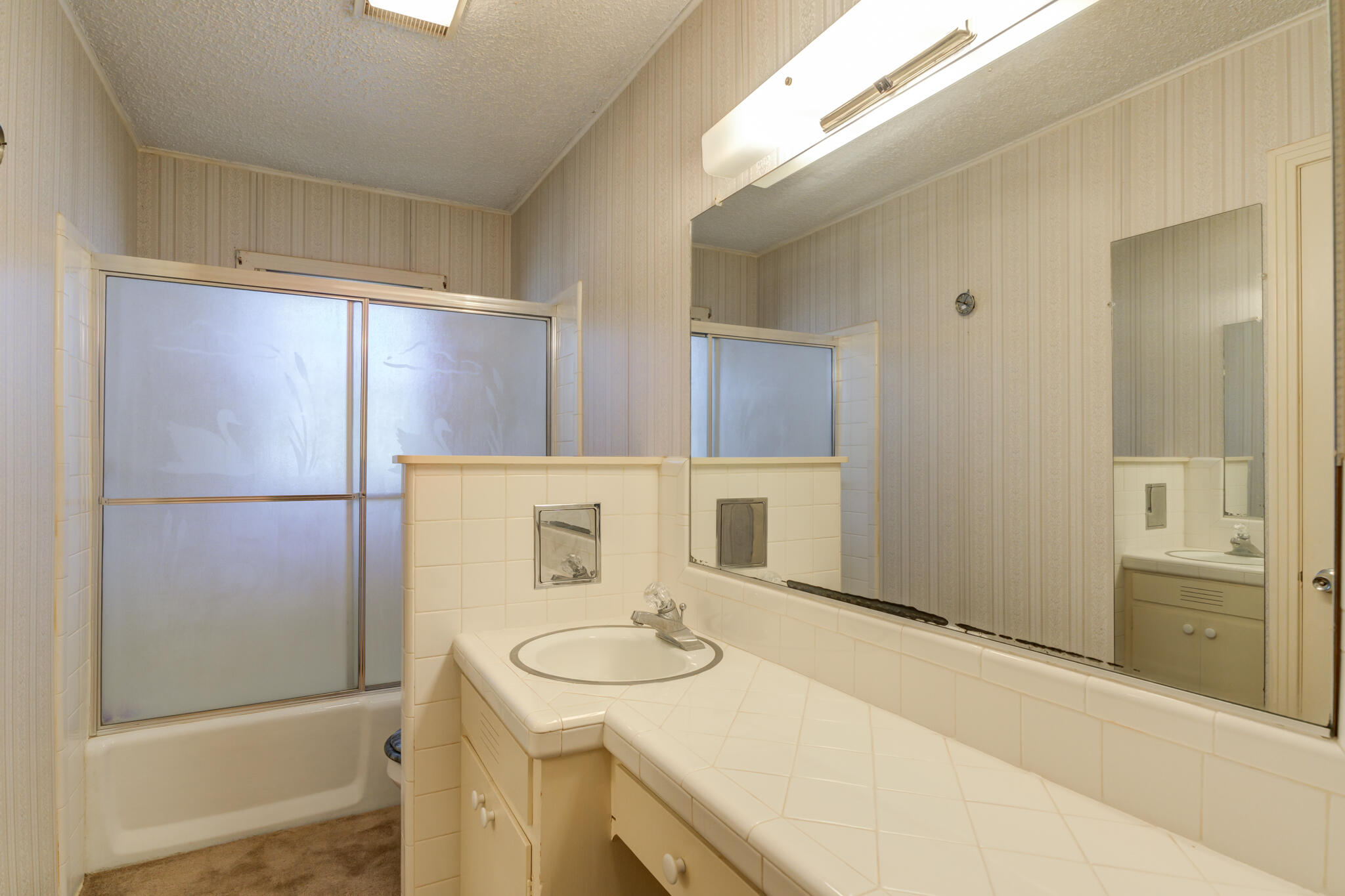 111 East 13th Street Littlefield, TX 79339 - Photo 26 of 38 a bathroom with a sink and mirror