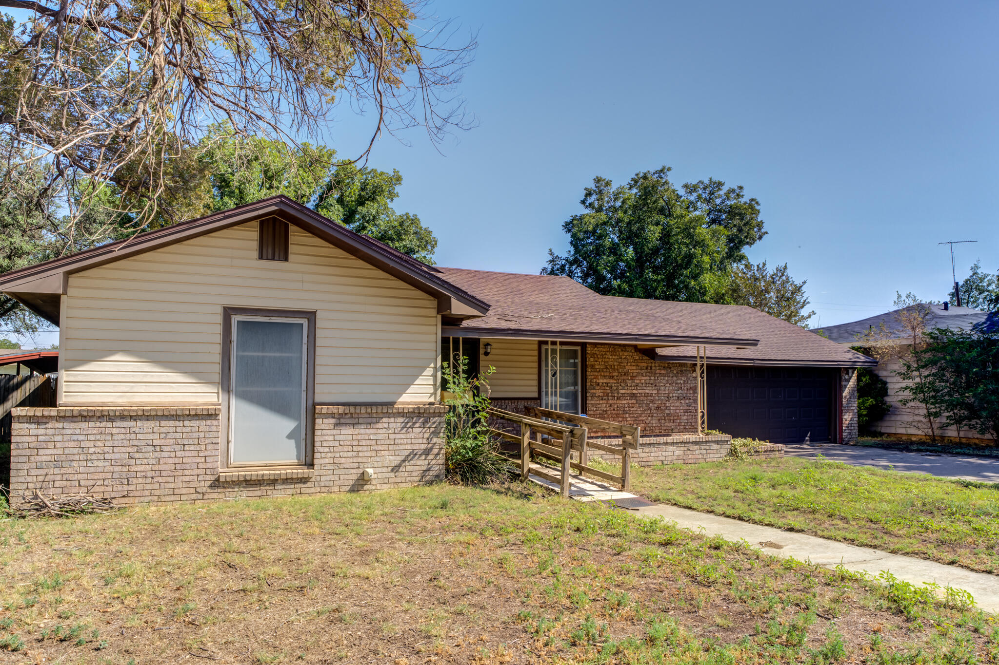 111 East 13th Street Littlefield, TX 79339 - Photo 3 of 38 a front view of a house with garden
